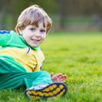 nino-futbol-cae-cesped-p