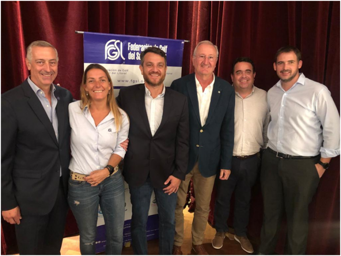 En la foto: Luis Caucino, Presidente saliente de la Federación, Lucila Alberdi, Vocal Titular del Consejo Directivo de la Federación y miembro de la Comisión de Damas del la AAG, Mauro Croce, Norberto Gruffat, nuevo Presidente, y los delegados del Club Ricardo Aguirre y Juan Ignacio Trento: